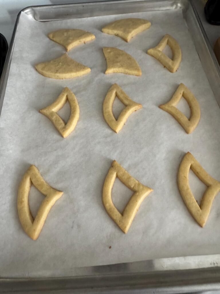 Cookie images for use with graduated flower shaped cookie cutters.