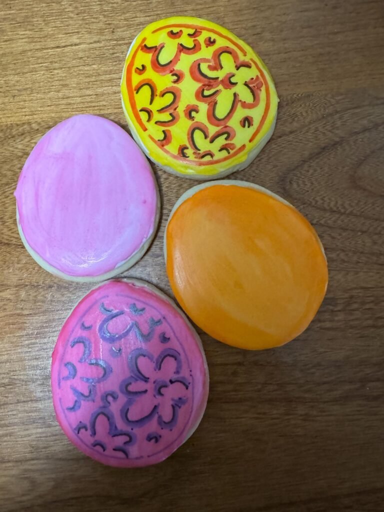 Example of decorated Easter egg cookies from egg shaped cookie cutter.